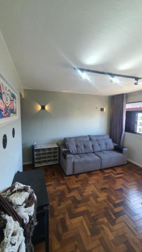 Apartamento com estacionamento perto de tudo.
